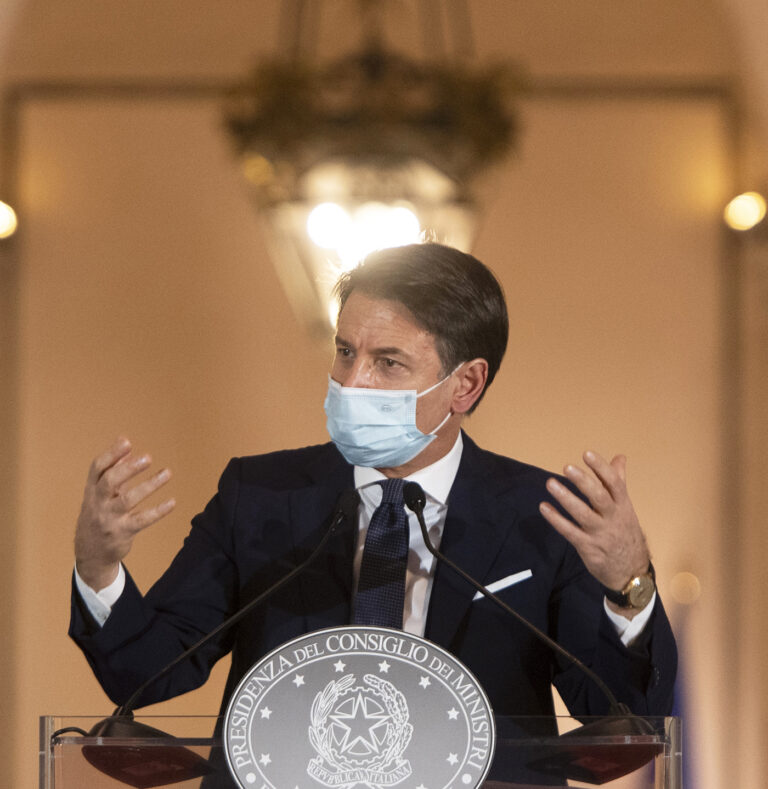 Conte firma il nuovo Dpcm: scuole aperte ma niente fiere
