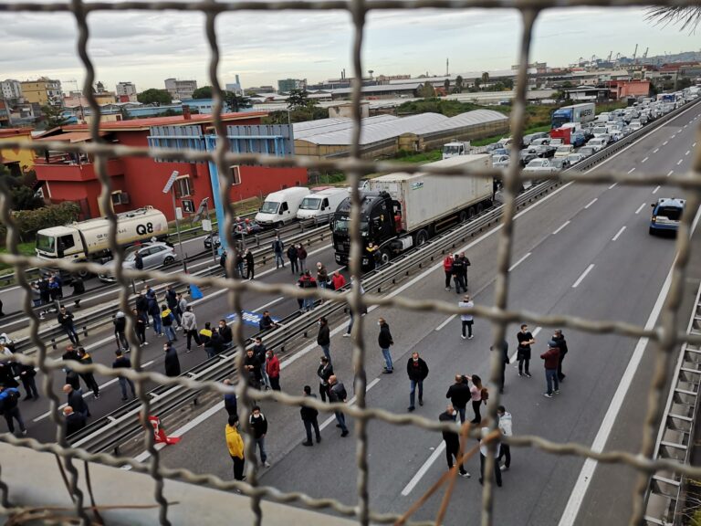 Napoli: gli operai della Whirlpool bloccano l’autostradano, vogliono incontrare Conte