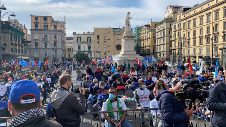 Napoli: sciopero generale di Cgil, Cisl e Uil con il grido di battaglia delle operaie Whirlpool
