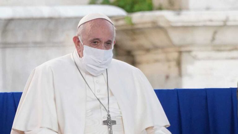 Papa Francesco bloccato dalla sciatalgia