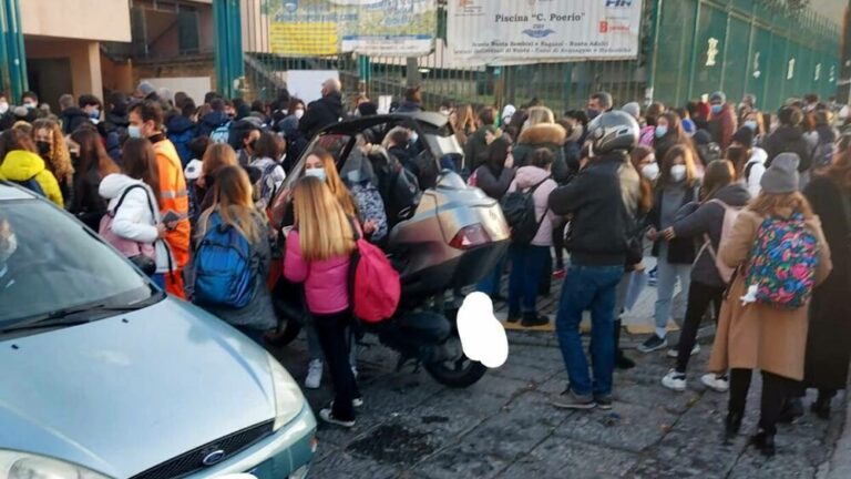 Covid: assembramenti davanti alle scuole l’Unità di Crisi campana chiede ai sindaci di fare controlli