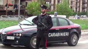 Ercolano: ferisce il titolare di un bar e poi, armato di birillo, danneggia un’auto. Carabinieri arrestano 26enne