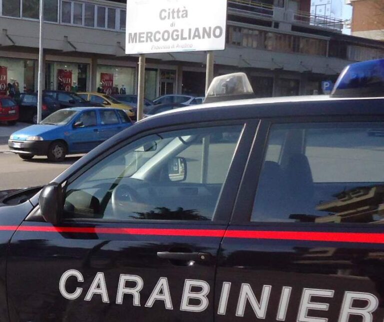 Ubriaco si sdraia nel bel mezzo della carreggiata, denunciato