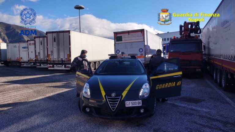 Gdf scopre su un autocarro a Nola, 3 tonnellate di rifiuti speciali provenienti dalla Svizzera