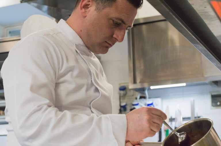 Chef stellati e vip ai fornelli delle mense sociali napoletane