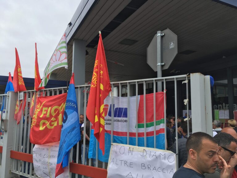 Primo Maggio di lotta a Napoli, Cgil Cisl Uil scelgono la Whirlpool