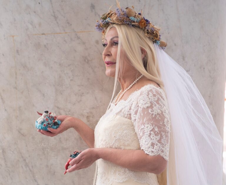 La Bella ‘mbriana di Slobodanka Ciric tra magia e incanto per i vicoli di Napoli