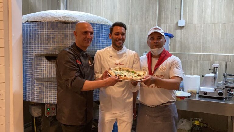 Totò Sapore sbarca a Miseno e lancia la scuola di pizza e cucina