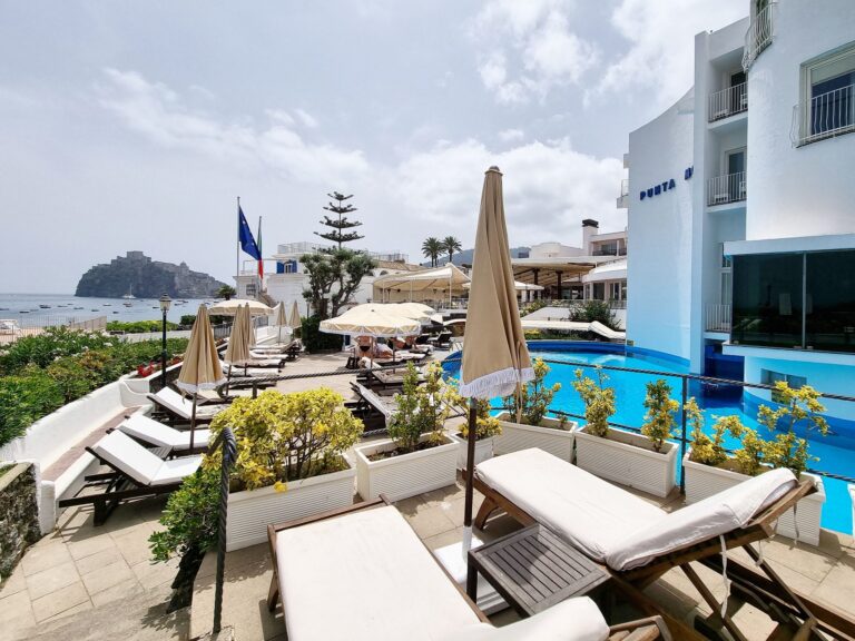 Al Punta Molino di Ischia boom di turisti tra mare e cucina rivisitata