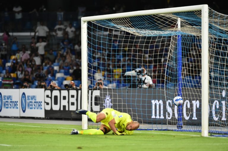Calcio: il Napoli in 10 uomini per 70 minuti batte il Venezia 2-0