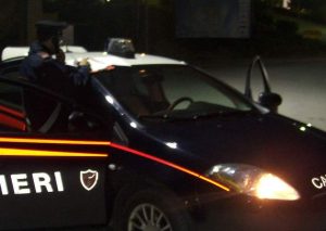 La madre tenta la via del dialogo ma viene picchiata. Carabinieri arrestano 21enne
