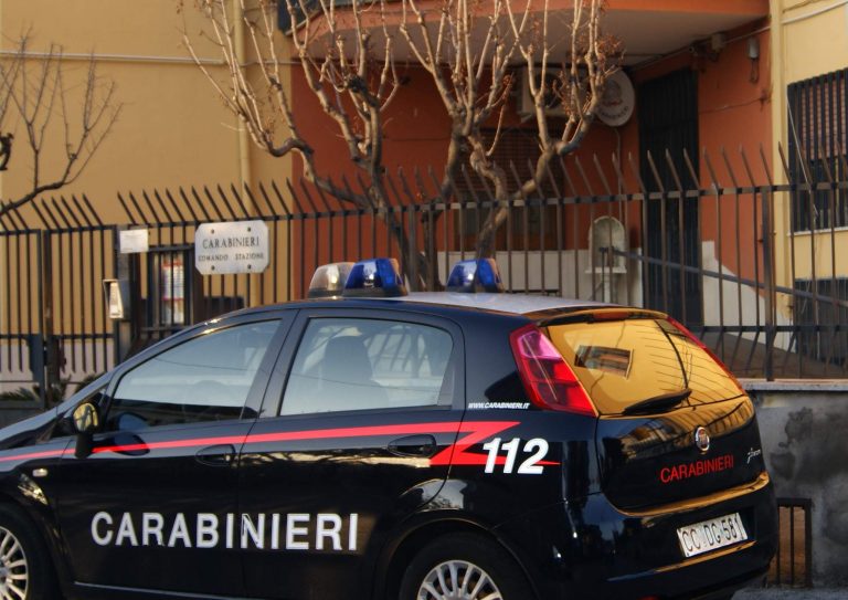 Napoli, Scampia: Esce dall’ascensore con la droga ma trova i carabinieri ad aspettarlo