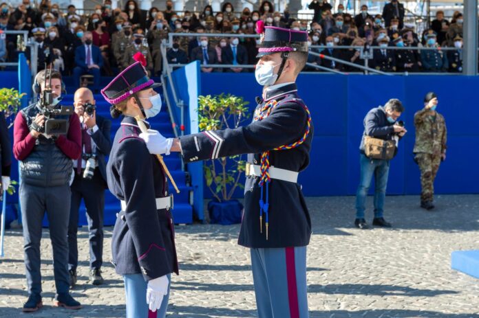 Foto 1. Un momento della consegna dello spadino tra due allievi della Nunziatella