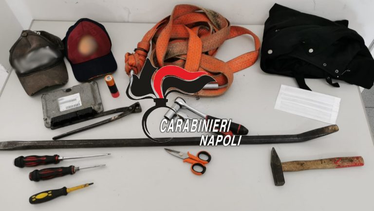 Giugliano: L’inseguimento termina con un frontale. Carabinieri arrestano un uomo e denunciano il suo complice