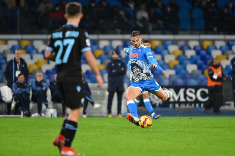 Napoli fenomenale assesta il poker alla Lazio e resta solo in testa alla classifica