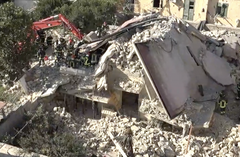 Esplosione San Felice a Cancello: corsa contro il tempo per salvare 74enne sotto le macerie