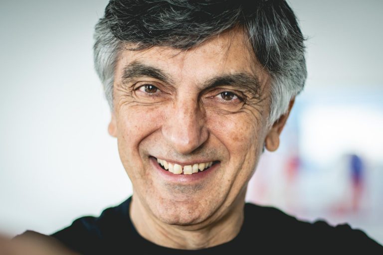 Vincenzo Salemme torna a teatro con il suo pamphlet «Napoletano? e famm ‘na pizza»