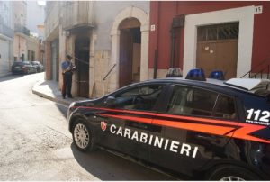 Pretende alcolici da moglie, Carabinieri trovano droga e proiettili