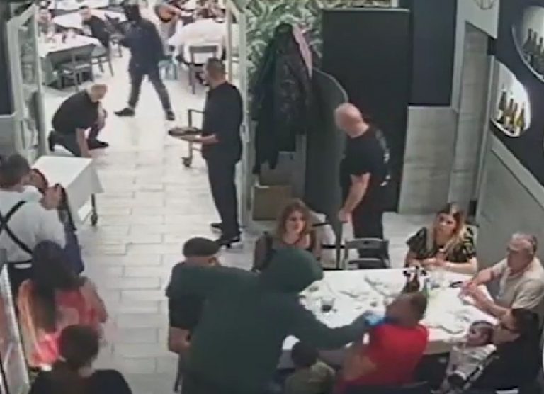 Rapinatori minacciarono con le armi anche i bambini in una pizzeria di Casavatore: arrestati in tre