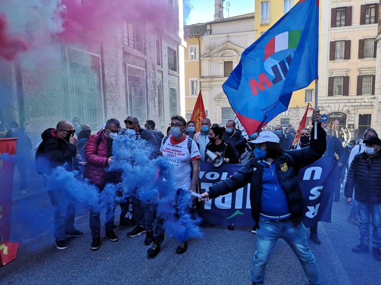 Whirlpool Napoli: scontro totale tra sindacati e Governo. Giorgetti e Orlando disertano il tavolo/VIDEO