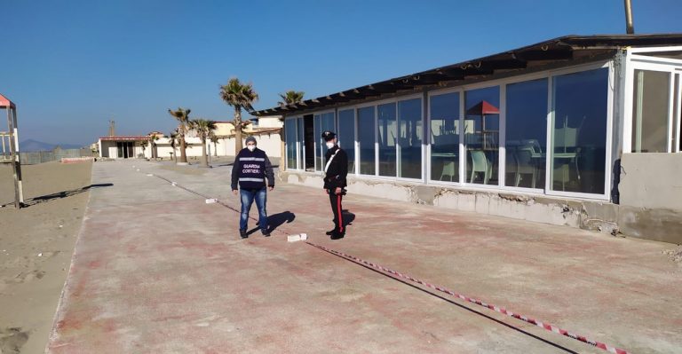 Stabilimento sequestrato per abusivismo e rifiuti stoccati illecitamente. Nei guai imprenditore 33enne