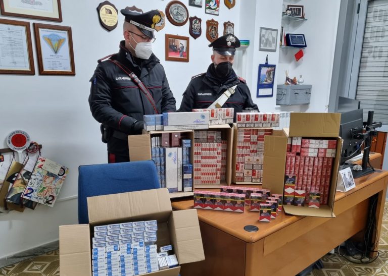 In casa aveva una fabbrica abusiva di abiti e sigarette di contrabbando. 49enne arrestato