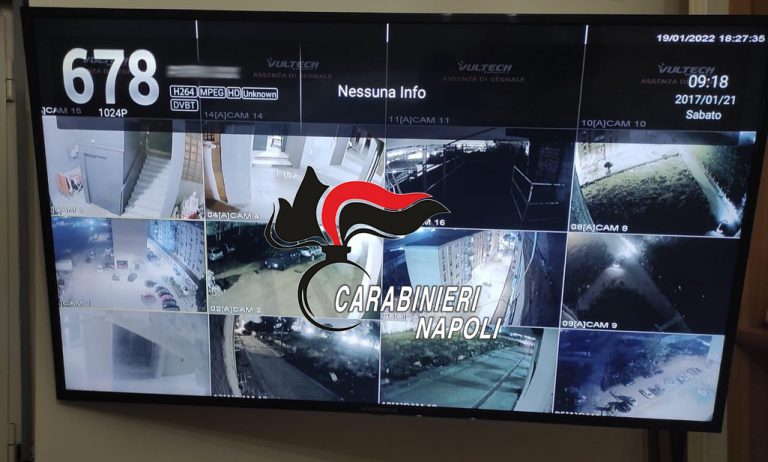 Telecamere in ogni angolo del condominio non gli risparmiano le manette. Carabinieri arrestano due pusher