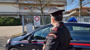 Beccata a rubare morde colpisce i dipendenti di un supermercato. 60enne arrestata dai Carabinieri