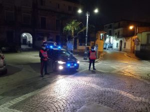Carabiniere fuori servizio individua auto con ladri, li insegue e li fa arrestare dai colleghi
