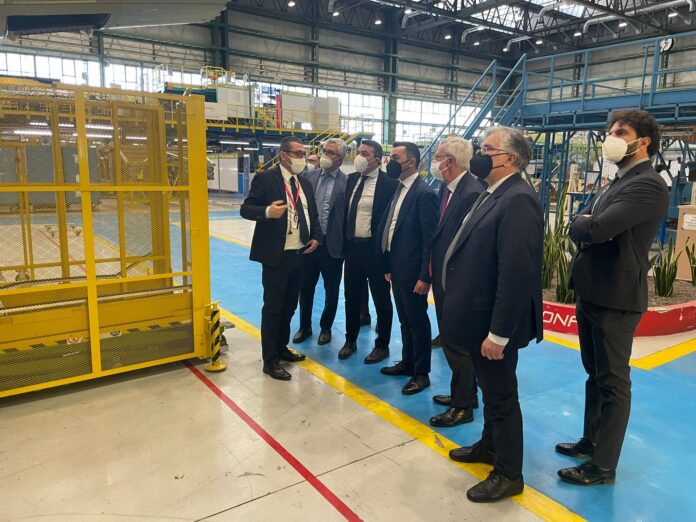 Leoardo Pomigliano: la delegazione dell'Amministrazione Comunale guidata dal Sindaco Del Mastro nel corso della visita allo stabilimento