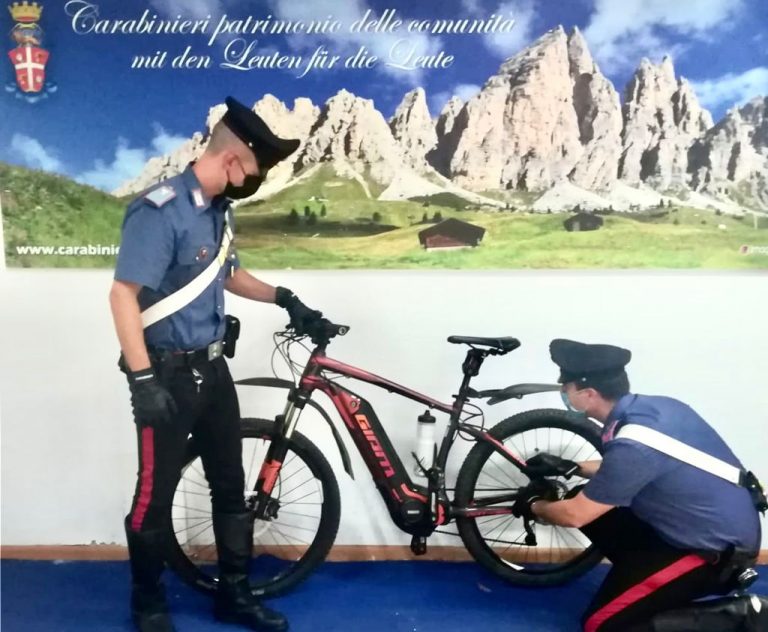 Noleggiano le e-bike e se le portano a casa: denunciati
