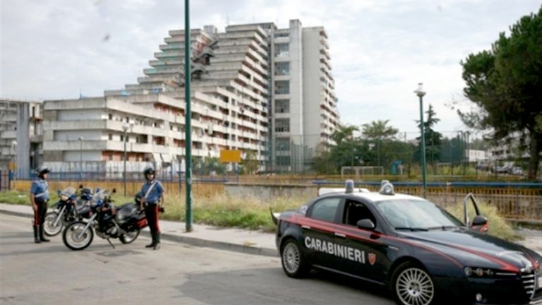 Prende la droga dalla cassetta del contatore ma viene sorpresa dai Carabinieri. Arrestata