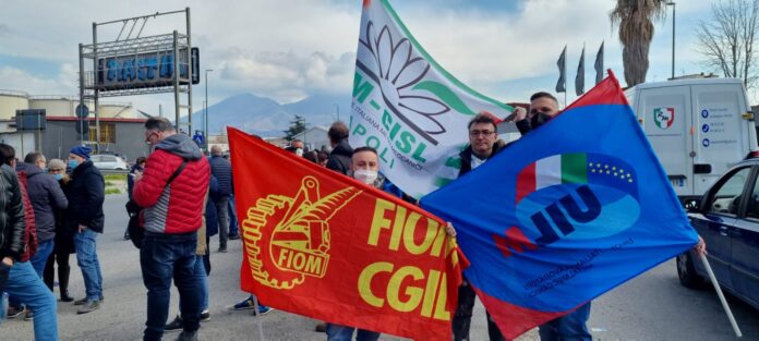 Il blocco dei lavoratori ex Whirlpool di Napoli allo svincolo dell'autostrada