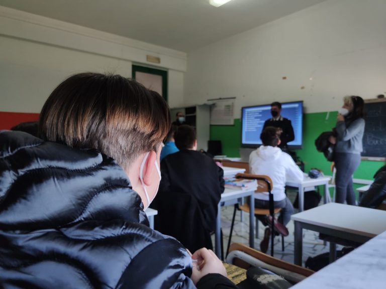 Cultura della legalità. Carabinieri in classe tra gli alunni nel Napoletano