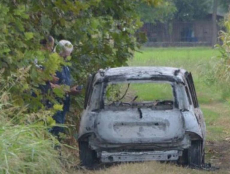 Acerra: trovato corpo carbonizzato in auto in fiamme