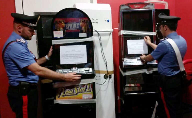 Carabinieri denunciano il titolare di un bar. 2 slot machine abusive sequestrate