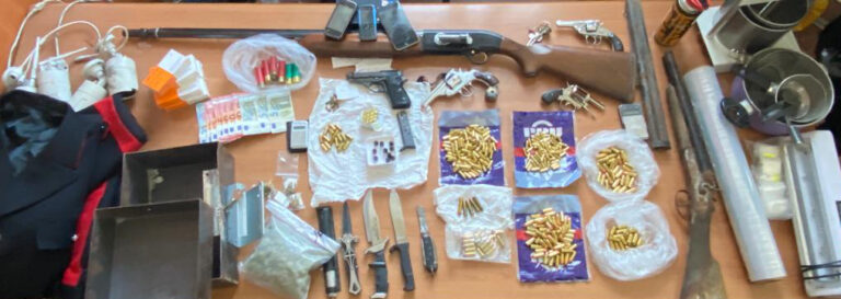 In casa armi, droga e uniforme Cc, arrestati padre e figlio