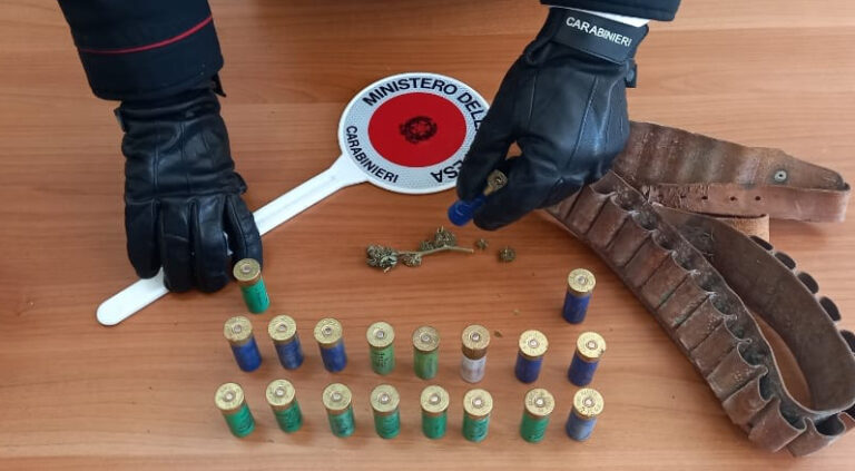 Nel Parco Verde i Carabinieri trovano munizioni calibro 12 e una cartucciera