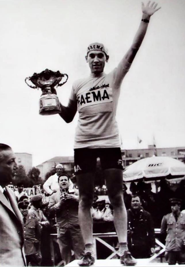 Giro 1968 eddy merckx trionfa a Napoli Foto de @lastoriainbici