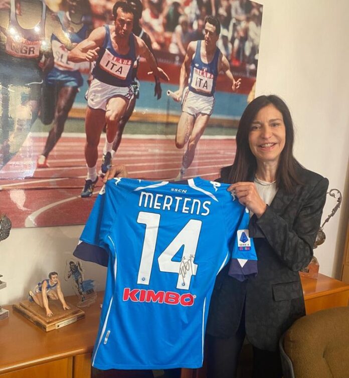 Manuela Olivieri Mennea con maglia autografata da Dries Mertens