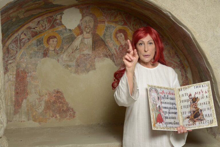 L’artista Slobodanka Ciric è Maria Maddalena tra le basiliche paleocristiane di Cimitile