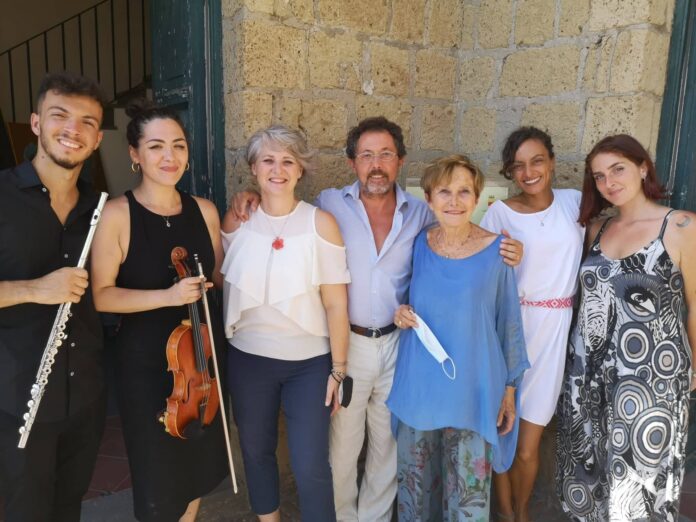Al centro Carla Castaldo con Saggiomo e gli altri partecipanti