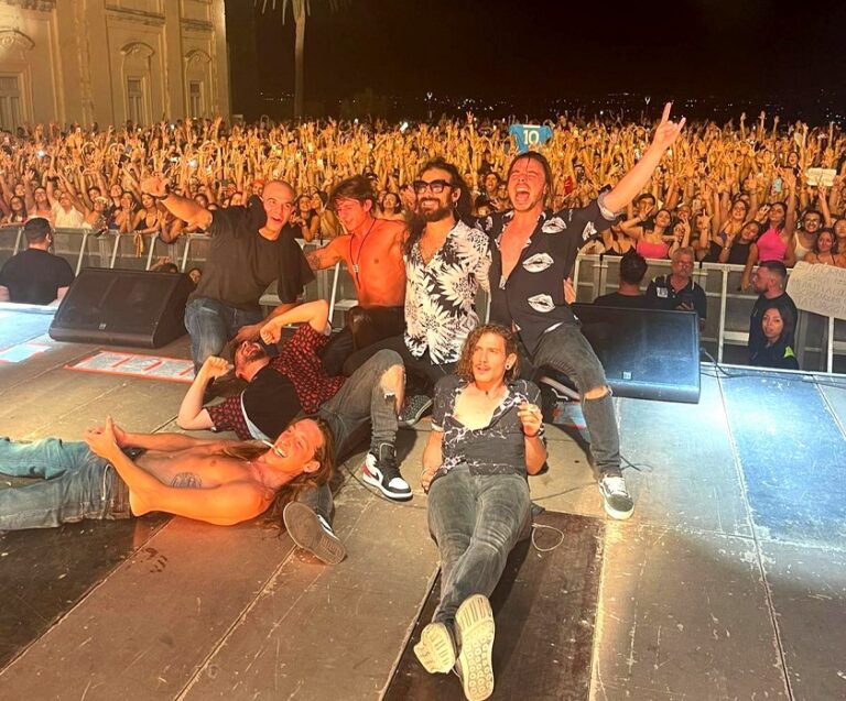 Rkomi a San Leucio, sold out e pubblico in delirio