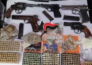 Carabinieri arrestano 28enne nel Napoletano. In casa armi e munizioni