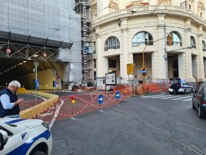 Auto finisce contro impalcature Galleria Vittoria a Napoli