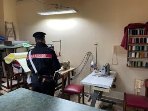 Scoperta fabbrica abusiva nel Napoletano: sequestrata e stoccati rifiuti speciali