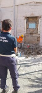 Napoli. Polizia Locale: demolizione altare abusivo in via Catapano