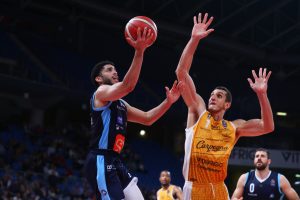 Carpegna Prosciutto Pesaro-Gevi Napoli Basket 97-99, Gli azzurri trionfano all’overtime, Buscaglia: “Contentissimi della vittoria”