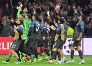 L’Ajax non sa perdere: rifiutato lo scambio di maglie con i calciatori del Napoli