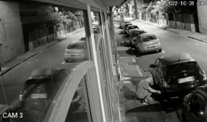Pomigliano, ladro ripreso da telecamere mentre ruba i copricerchi di auto in sosta